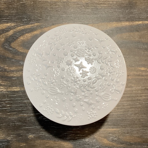 Bath & Body Works Crushed Candy Cane 3 Wick Candle - Picture 2 of 6